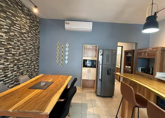 Newly Renovated One-bedroom, One-bath Ground Unit Hébergement de vacances