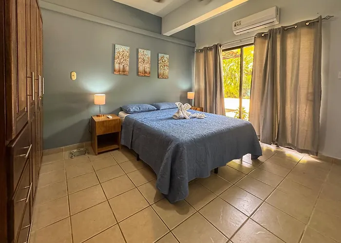 Hébergement de vacances Newly Renovated One-bedroom, One-bath Ground Unit *