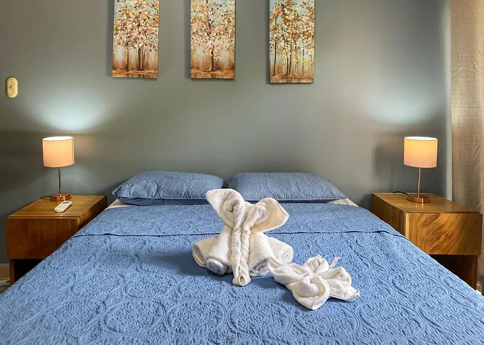 Hébergement de vacances Newly Renovated One-bedroom, One-bath Ground Unit Coco