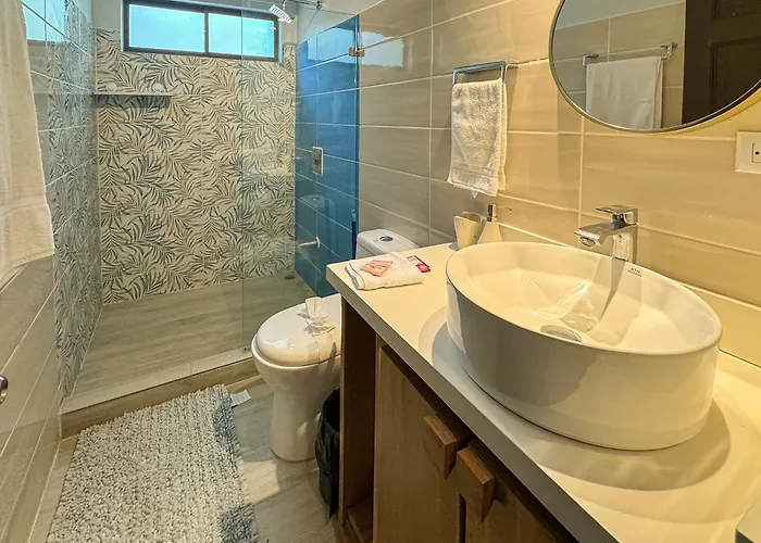 Newly Renovated One-bedroom, One-bath Ground Unit Hébergement de vacances
